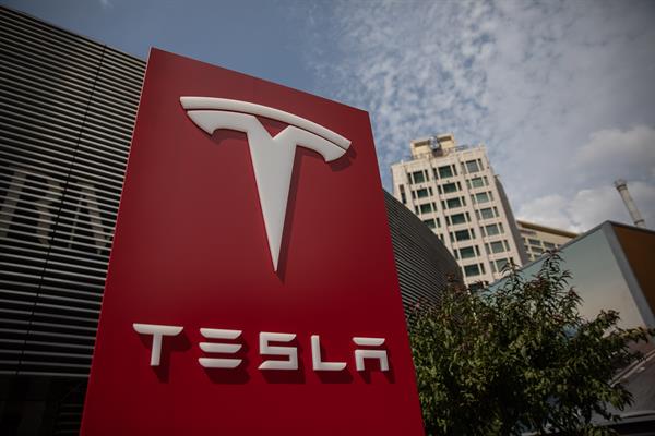 Vista del logotipo de la compañía estadounidense Tesla, en una fotografía de archivo. EFE