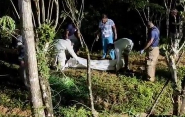 El vehículo se salió de la vía y  fue a dar a un barranco en esta vía rápida. Foto: Diomedes Sánchez