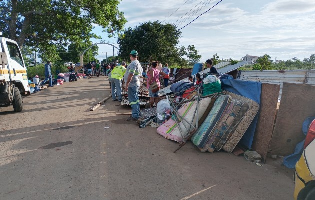 Inicialmente eran siete las familias que se habían instalado en la servidumbre, aunque con el paso de los días la cifra aumentó a 56, según informaron las autoridades. Foto: Diomedes Sánchez