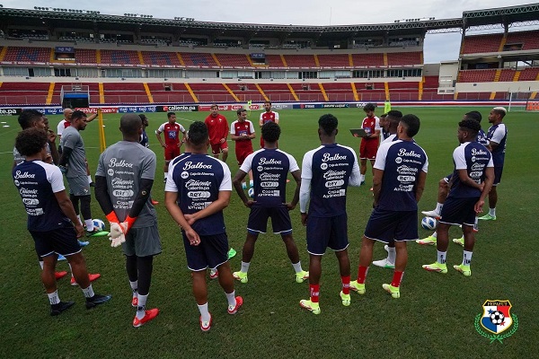 Thomas Christiansen en los entrenamientos del seleccionado mayor. Foto:Fepafut