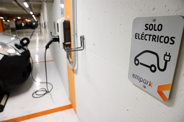 Zona de cargadores para vehículos eléctricos en un aparcamiento público. EFE