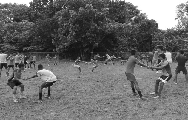 Jóvenes de Los Jardines de Pacora, reciben entrenamiento para jugar fútbol, apoyados por la comunidad y Pandeportes. Foto: Cortesía del autor.