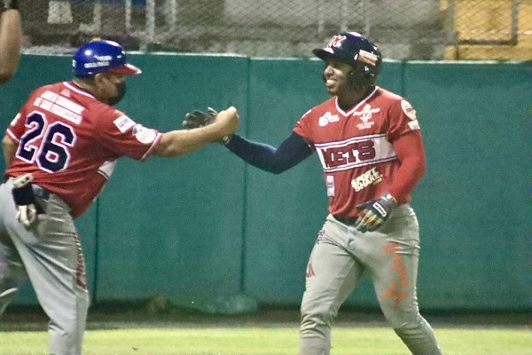 Carlos Mosquera festeja su jonrón contra Chirquí. Foto:Fedebeis