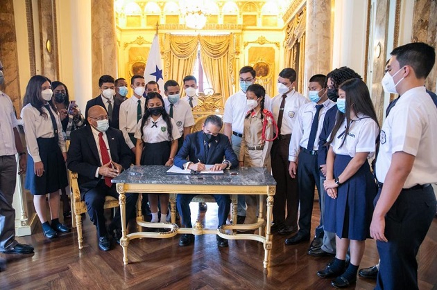 El presidente Laurentino Cortizo sancionó la Ley en presencia de los estudiantes que participan en el Concurso Nacional de Oratoria. Foto: Cortesía Presidencia