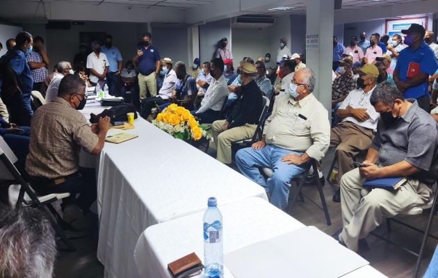 Los miembros del Concejo de Transportistas del Interior (Cotradin) discuten los pasos a seguir para ser escuchados por el gobierno y lograr una solución para el sector  transporte. Foto: Melquiades Vásquez