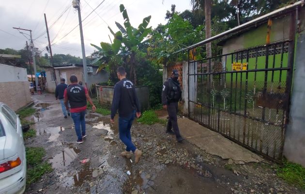 Al lugar del incidente llegó la Policía Nacional, quien encontró a Jean Carlos Anderson Sosa tendido en el suelo. Foto: Diomedes Sánchez