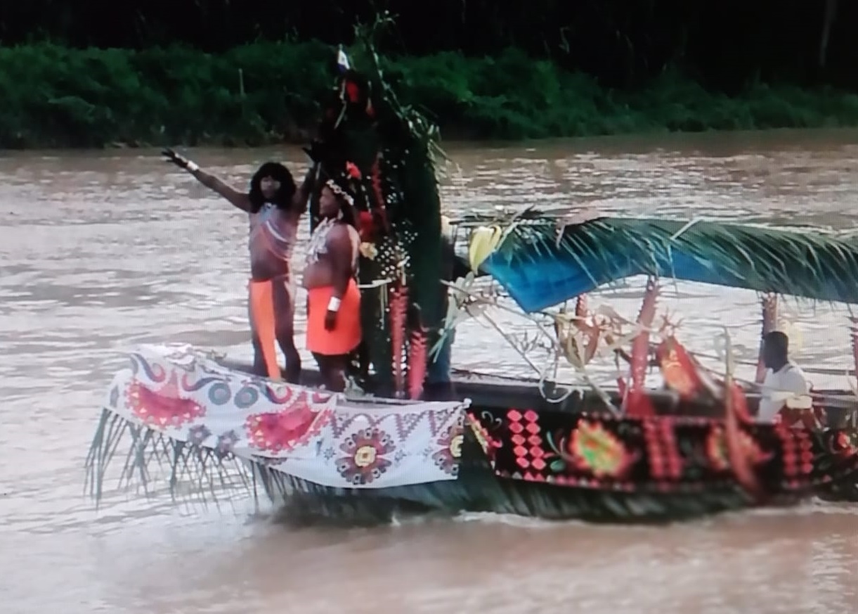 La celebración incluyó el tradicional manejo de piragua con canaletes en el río Tuira. Diómedes Sánchez