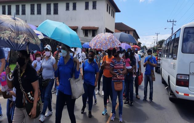 Los profesores y los padres de familia de la escuela Miguel Alba de Soná, volvieron a salir a las calles para exigir que culminen los trabajos del centro educativo. Foto: Melquiades Vásquez