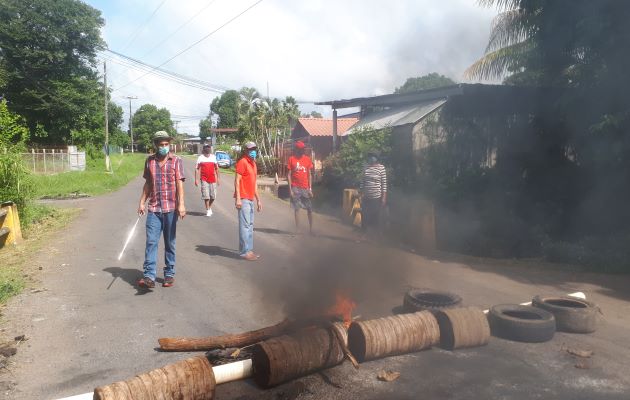 Los padres de familia de la escuela Miguel Alba en varias oportunidades han cerrado la vía panamericana. Foto: Melquiades Vásquez 