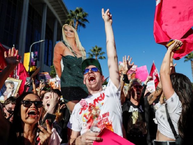 Fan de Britney Spears celebran la decisión judicial. Foto: EFE / Caroline Brehman