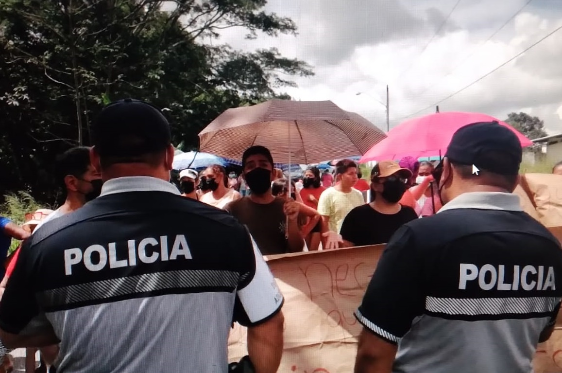 La Policía Nacional impidió el intento de cierre de la vía Interamericana. Foto: Eric A. Montenegro 