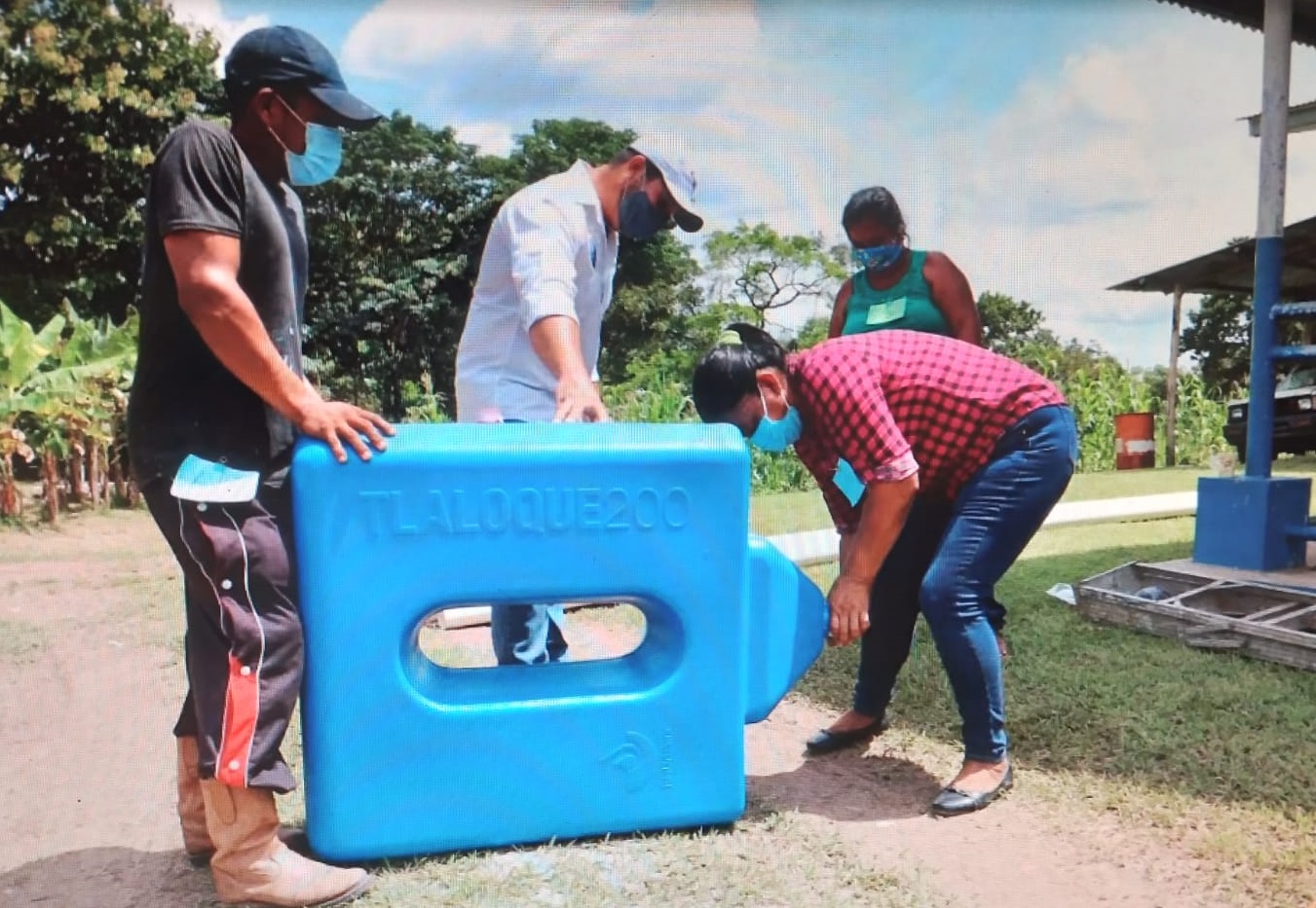 Instalación de sistemas de recolección o cosecha  de agua lluvia. Foto: Melquiades Vásquez