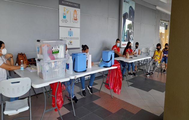 En todos los distritos de la provincia de Chiriquí se mantienen puestos fijos para las personas que quieren vacunarse por primera vez, la segunda vacuna o la tercera que es de refuerzo. Foto: José Vásquez