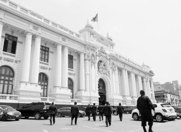 Vista del edificio de la sede del Congreso peruano, en Lima. Foto: EFE.