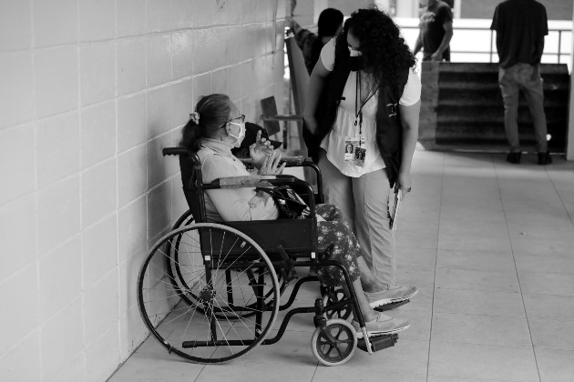 ¿Somos solidarios con nuestros semejantes?  Somos conscientes de la tristeza que pasan, a veces en soledad, personas allegadas, otras desconocidas? ¿Somos generosos, o solo damos lo que nos sobra? Foto: EFE.