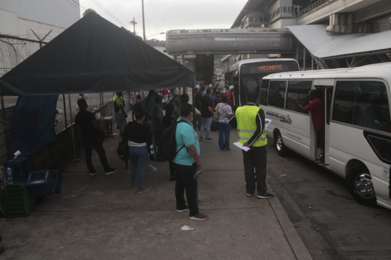 Usuarios del transporte público se quejan de los precios del pasaje en el  transporte público. Foto: Archivo