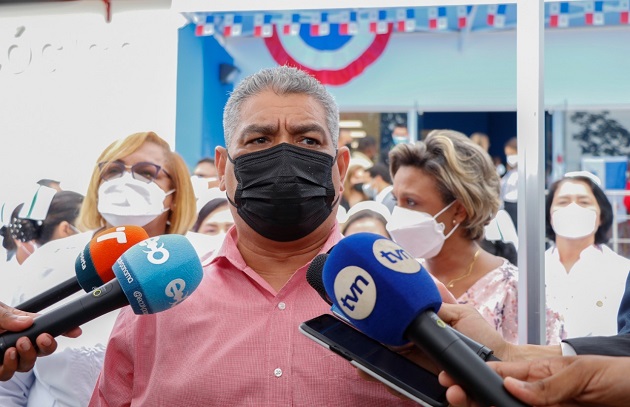 El ministro Luis Francisco Sucre reiteró el llamado a la población de no bajar la guardia contra el coronavirus. Foto: Cortesía Minsa