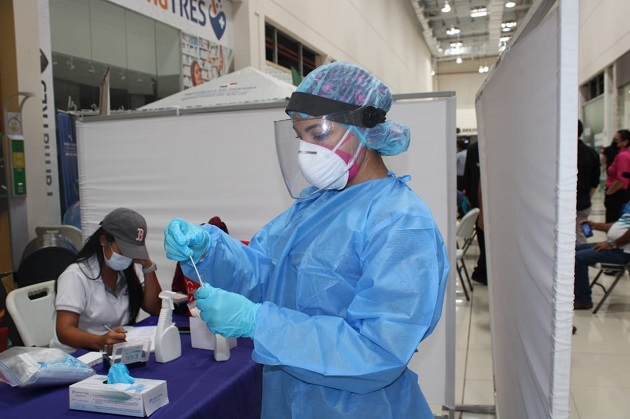 Personal de salud aplicó 6,496 pruebas nuevas para detectar la covid-19 en las últimas 24 horas. Foto: Cortesía Minsa