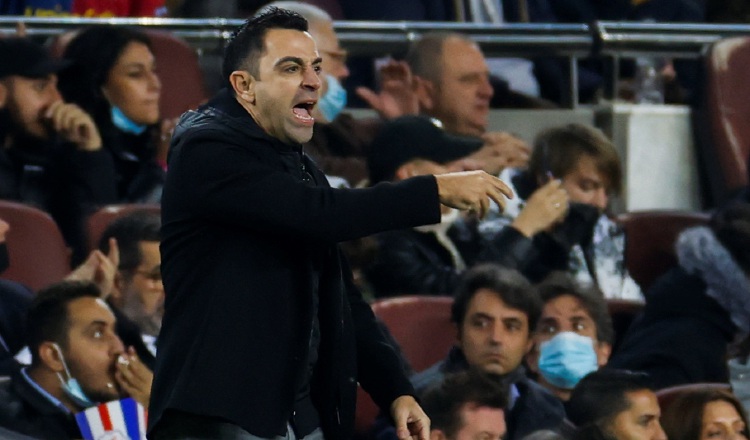 Xavi recibió una gran ovación en su regreso a Barcelona, esta vez como entrenador del primer equipo. Foto: EFE