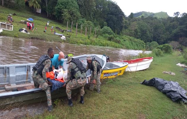 Este grupo de 16 excursionistas, en su mayoría extranjeros, fue trasladado por un operador de lancha, desde el puente Bayano hacia la comunidad de Pueblo Nuevo, conocida como Las Cuevas de Bayano. Foto: Sinaproc