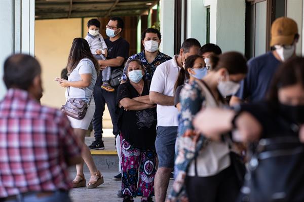 Ciudadanos hacen fila para votar en el colegio electoral instalado en la institución educativa Ana Mogas de Paine hoy, en Santiago (Chile). EFE