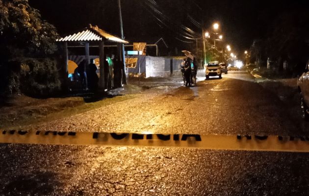 Las tareas del levantamiento de ambos cuerpos culminaron sobre las 3:00 de la madrugada de este domingo, bajo una pertinaz lluvia. foto: Eric Montenegro