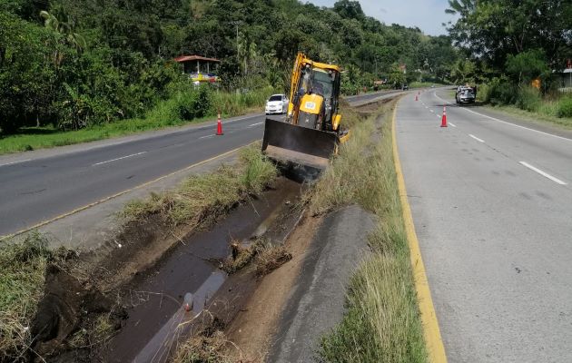 Los conductores, advertían a través de las redes sociales de lo peligroso que resultaba para la circulación vial la maleza en las cunetas. Foto: Eric Montenegro