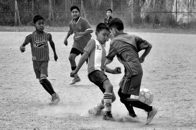 Los nóveles futbolistas, con la picardía y la fuerza natas del deportista panameño, hacen gala de mucho talento. Foto: EFE.