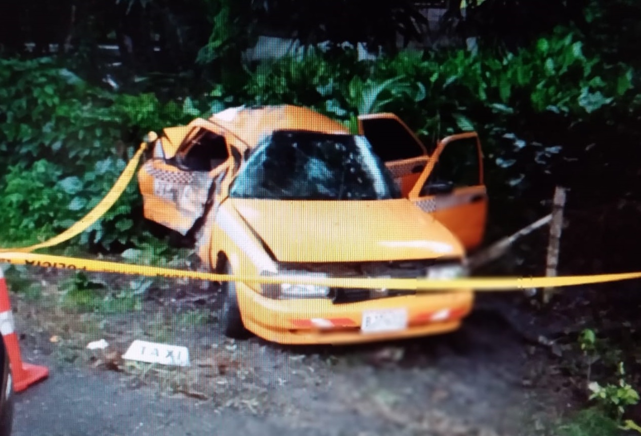 El taxi colisionó contra un árbol. Foto: Eric A. Montenegro