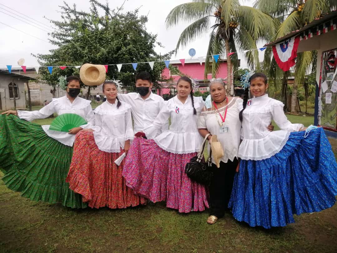 La profesora Aleida Ramos con integrantes del conjunto folclórico del plantel. Foto: Cortesía.