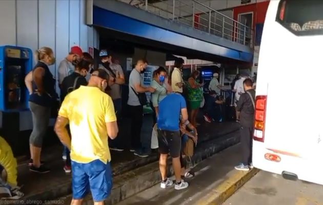 Los turistas se vieron seriamente afectados por la paralización de labores en Aduanas de Paso Canoas. Foto: Mayra Madrid