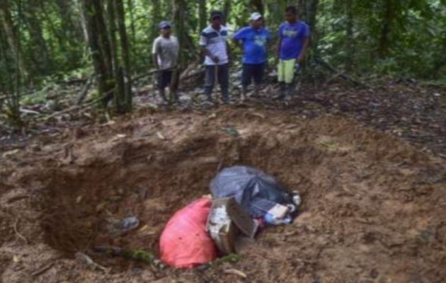 Durante las investigaciones fueron hallados los cuerpos enterrados en fosas comunes y se presume que fueron víctima de los integrantes de la secta religiosa “Iglesia de Dios”.