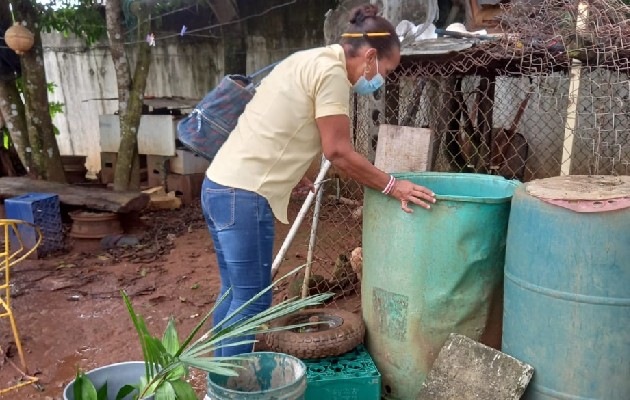 El Centro de Salud de Felipillo realizó un operativo de inspección en búsqueda de criaderos del mosquito Aedes aegypty. Foto: Cortesía Minsa