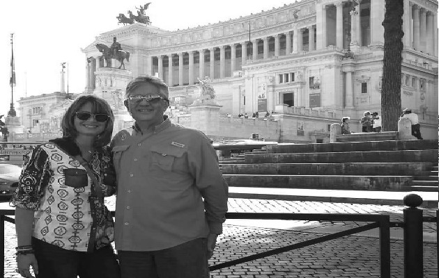 Jaime Figueroa y su esposa Mayin Lugo de Figueroa, frente al Foro romano, Roma, Italia. Foto: Cortesía del autor.