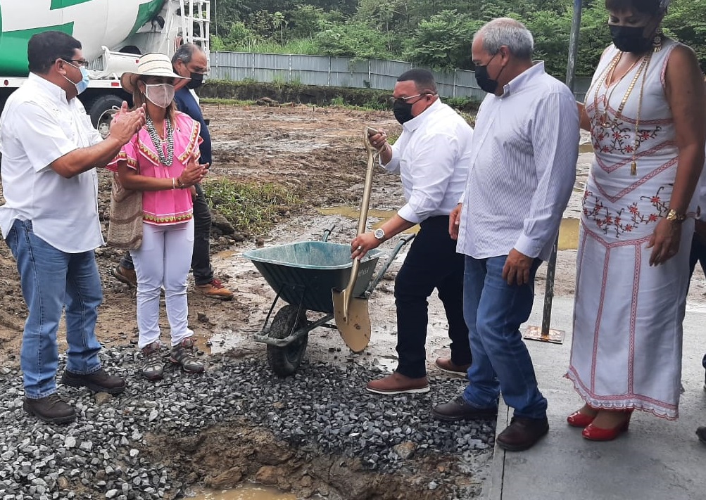 Autoridades ministeriales y locales durante la primera palada para la obra. Foto: Diomedes Sánchez  