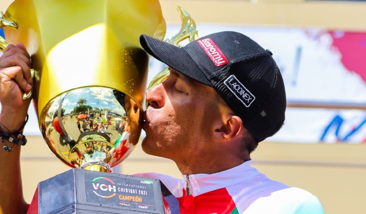 El costarricense Brian Salas festeja luego de consagrarse monarca en la clásica chiricana. Foto: Cortesía Fepaci