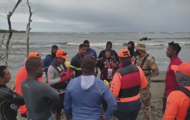 Miembros de la Fuerza de Tarea Conjunta, familiares y amigos buscan a los dos desaparecidos. Foto: Mayra Madrid