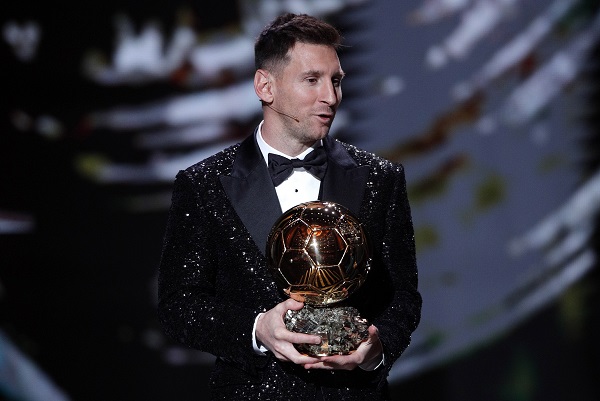 Leo Messi con su séptimo Balón de Oro. Foto:EFE