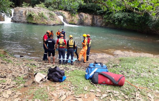 Unidades del Sistema Nacional de Protección Civil (Sinaproc), sacaron del profundo charco el cuerpo sin vida de la persona ahogada. Foto: Melquiades Vásquez