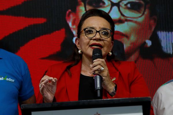 La candidata presidencial Xiomara Castro habla tras conocerse resultados parciales de las elecciones, este 28 de noviembre de 2021, en Tegucigalpa (Honduras). Foto: EFE