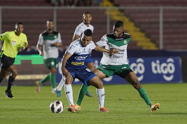 Nelson 'Russo' Barahona del Tauro, controla el balón ante el acecho de un jugador del Alianza. Foto:LPF