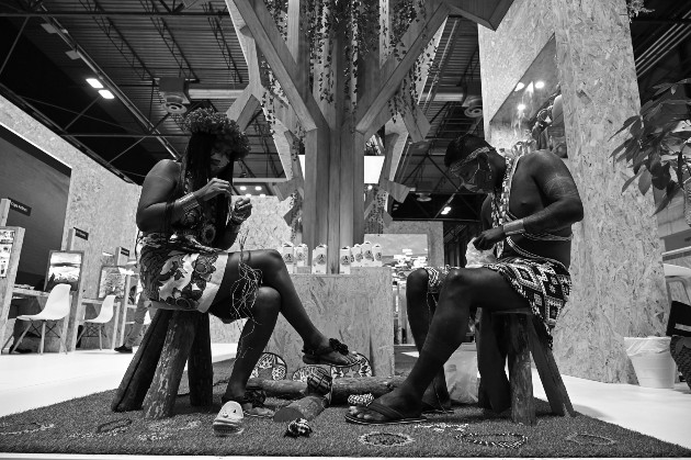 Indígenas de la etnia emberá en la Feria Internacional del Turismo en Madrid, España. En Panamá viven siete grupos indígenas con sus propias costumbres y culturas. Foto EFE.
