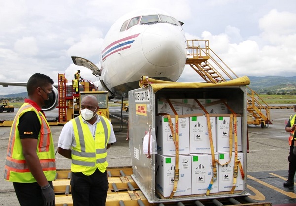 Un nuevo embarque con 100,620 nuevas dosis de vacunas de Pfizer llegó hoy a Panamá. Foto: Cortesía Minsa Un nuevo embarque con 100,620 nuevas dosis de vacunas de Pfizer llegó hoy a Panamá. Foto: Cortesía Minsa