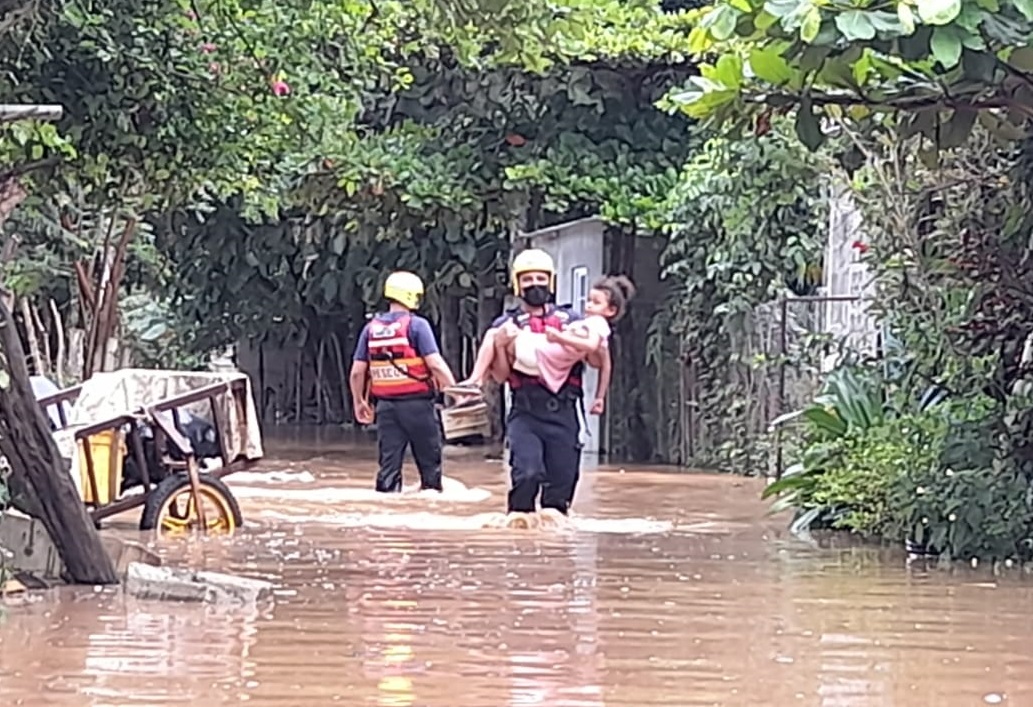 Al lugar llegaron rescatistas del Cuerpo de Bomberos de Los Santos. Foto: Thays Domínguez 