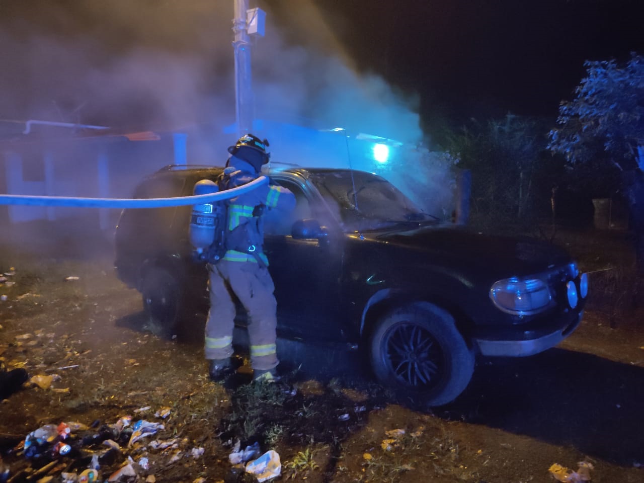 Los bomberos lograron sofocar el incendio en la camioneta. Foto: José Vásquez