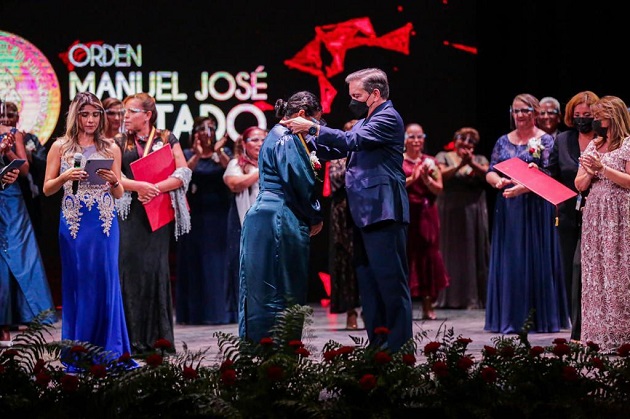 El presidente Laurentino Cortizo impuso la medalla a la educadora Cecilia Fernández. Foto: Cortesía Presidencia