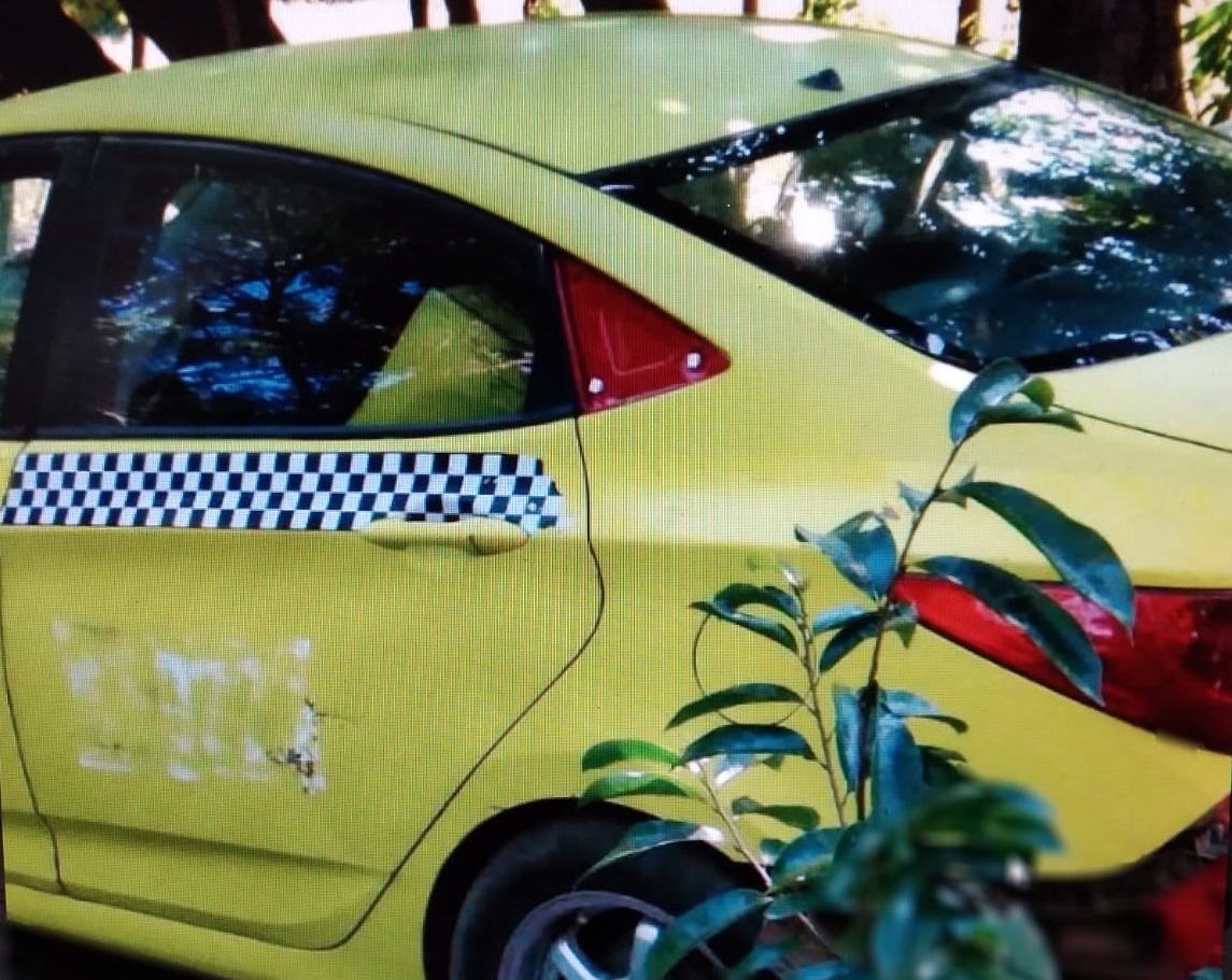 El taxi no mantiene números visibles en puertas y tampoco placa de circulación. Foto: José Vásquez