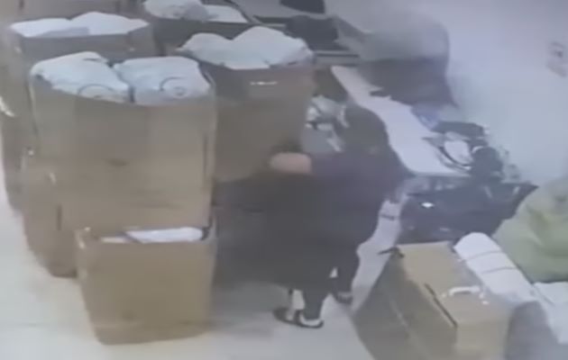 En el video se observa a una mujer introduciendo en una bolsa la “cangurera” con el dinero.