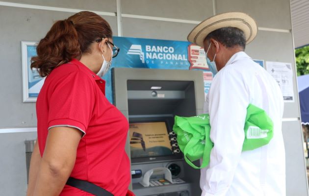 Los beneficiarios podrán retirar su dinero mediante los cajeros automáticos a nivel nacional. Foto: Cortesía Mides