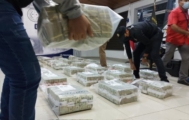 El dinero estaba envuelto en pacas plásticas. Foto: Cortesía